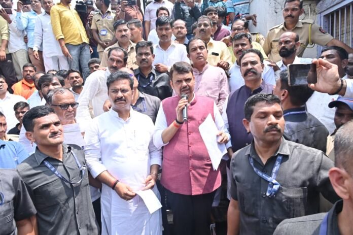 मुख्यमंत्री-देवेंद्र-फडणवीस-यांची-सोलापूर-जिल्ह्यातील-पूरग्रस्त-भागाची-पाहणी-4