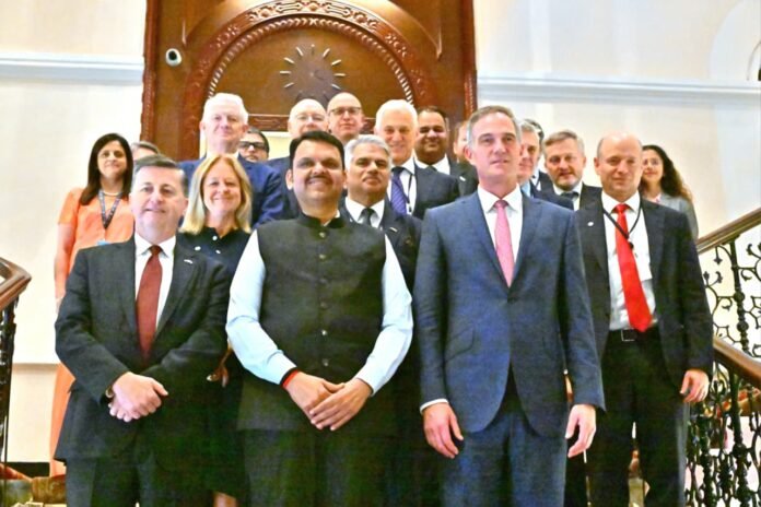 हॉटेल-ताज-पॅलेस-येथे-आज-मुख्यमंत्री-फडणवीस-यांनी-ब्रिटिश-शिष्टमंडळाची-भेट-घेतली-2